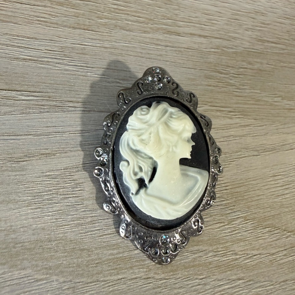 Vintage Cameo Brooch Classic Black and White Cameo Oval Set in Silver-Tone Frame